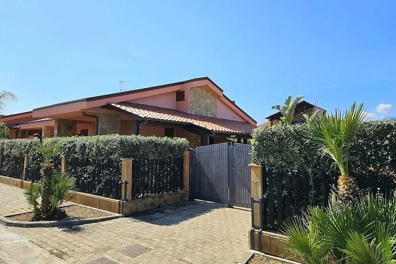 WELL-LIT MEDITERRANEAN VILLA WITH VERANDA AND GARDEN ONLY 50 METERS FROM THE SEA