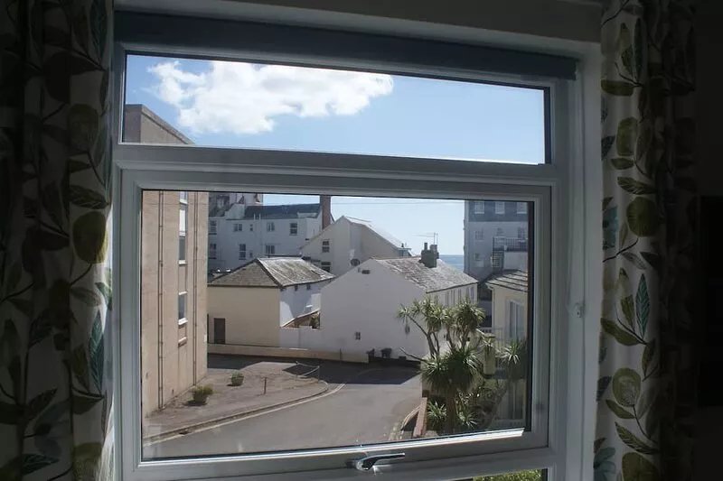 Central Sidmouth studio apartment with Sea Peeps