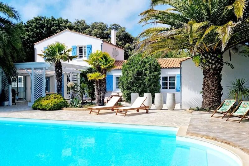 Family home sleeps 10, Swimming pool, Jacuzzi, Petanque, Gym.