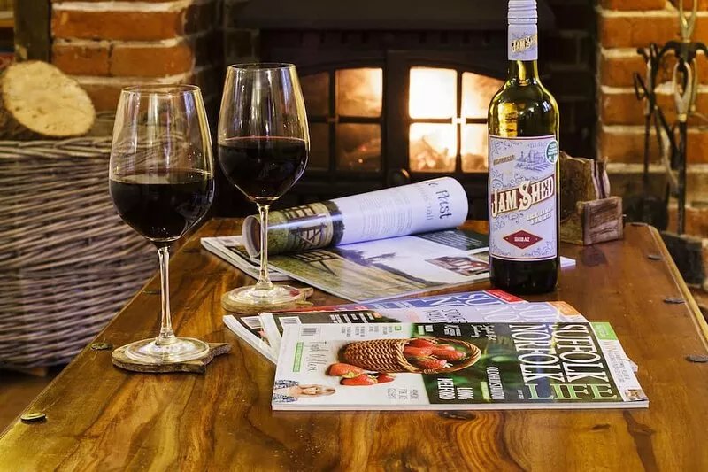 LUXURY: JACUZZI, SAUNA, FIREPLACE, DOGS WELCOME