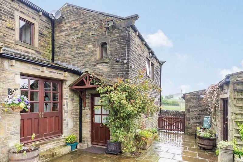 GREEN CLOUGH FARM, character holiday cottage in Haworth
