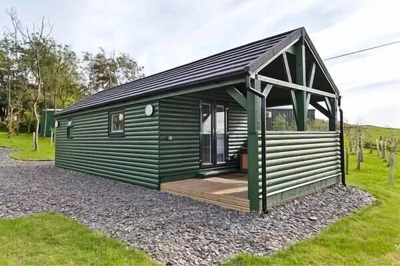 ASH LODGE, romantic, with hot tub in Pennington