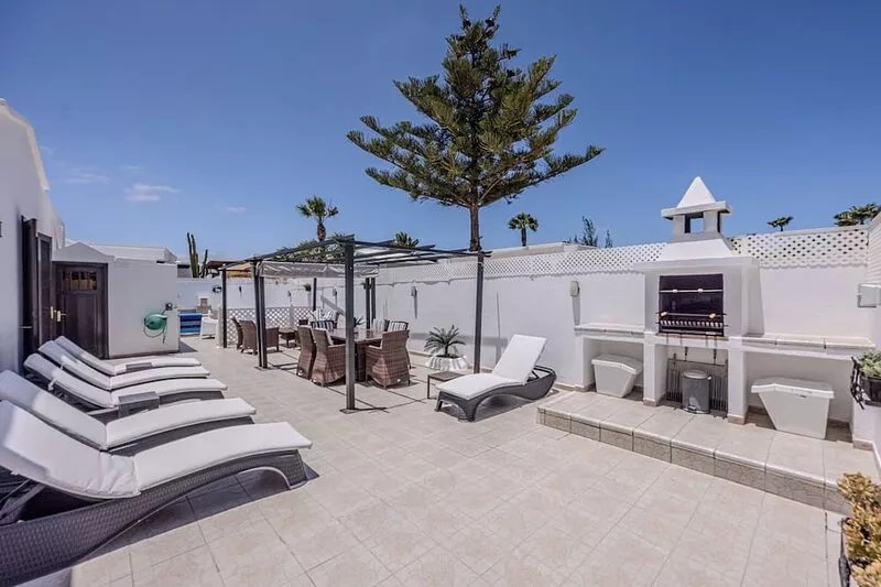 Villa Victoria Los Helechos just 700 metres from Playa Bastian beach