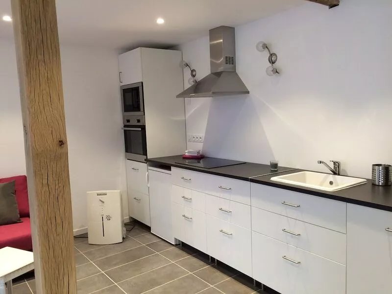 Located in the inner city of Honfleur, with aspect of both town house and apt.