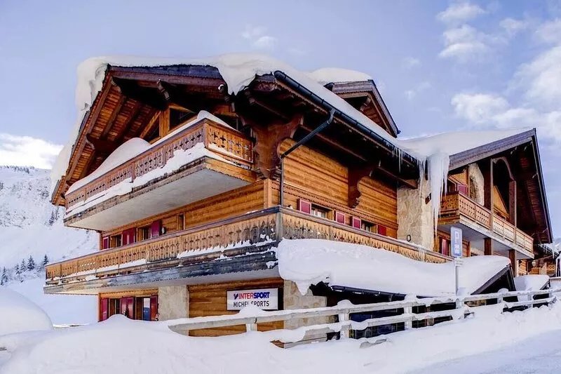 Luxury ski-in/ski-out chalet-style apartment with spectacular views