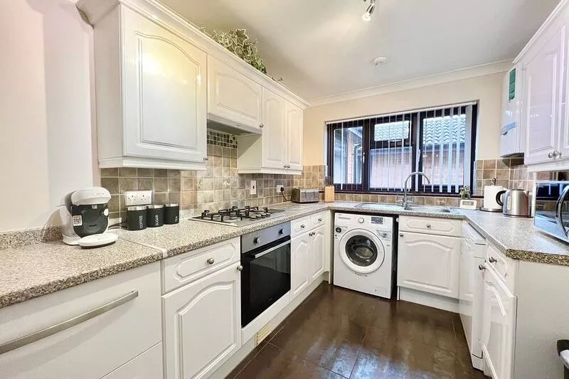 5 minute walk to beach, quite cul-de-sac location, parking for 3 cars