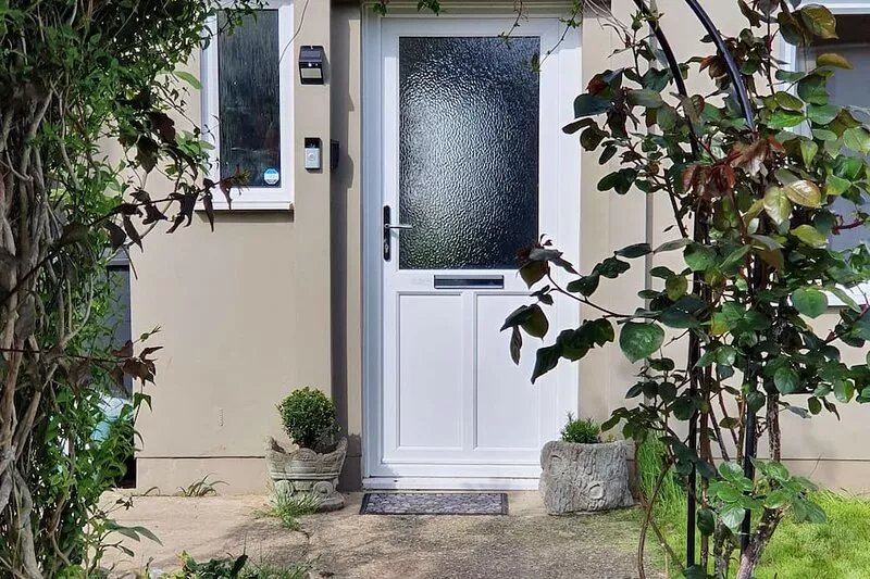 ‘Douglas House’ with garden. Great for couples/families! Near town and seaside.