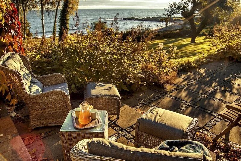Holiday house with a wonderful view of the sea and a large garden, free WiFi