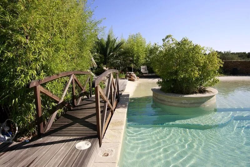 THE WALL. For vacations in superb surroundings, ideal for up to 6 people.