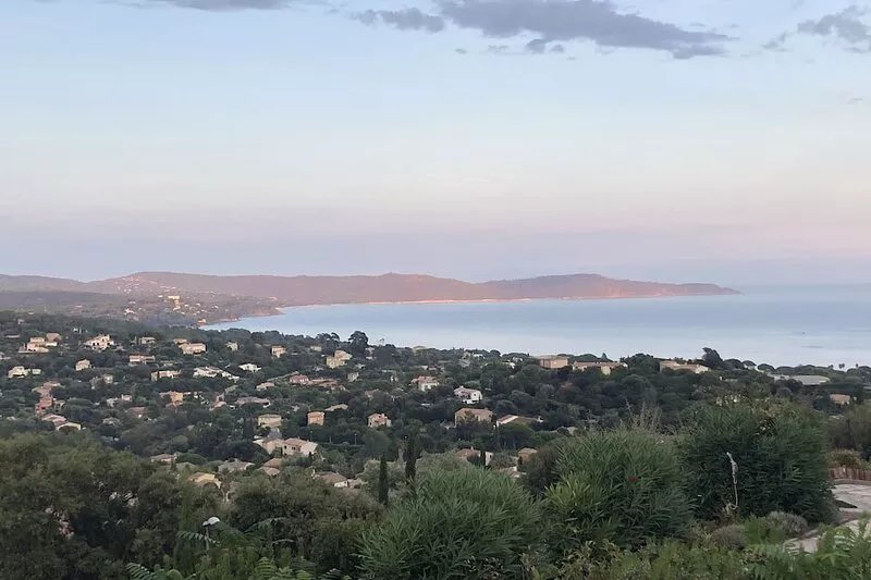 quiet villa, decorated in a Provencal style, with a large terrace and a