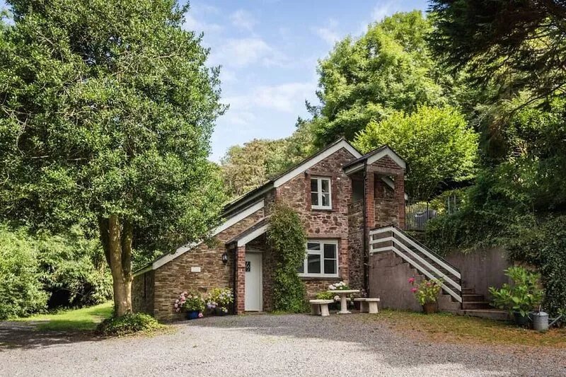 The Coach House * Lower Coombe Royal with Hot Tub
