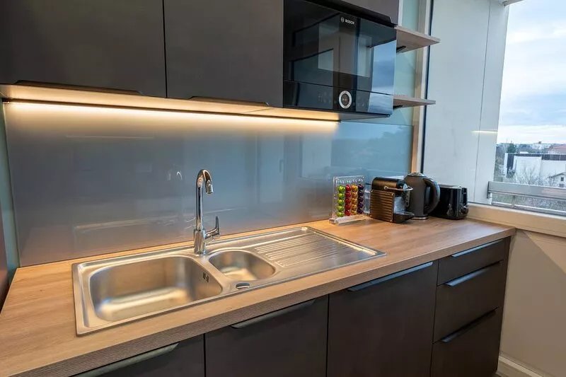 Cosy air-conditioned T2 with 180x200 bed + private parking lot