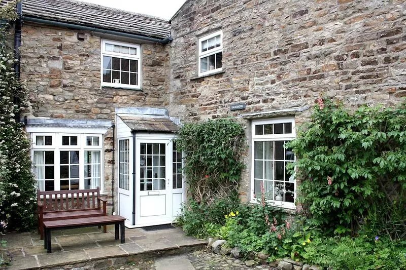Gorgeous Cottage w/ Central Heating, Free WiFi & a stones throw to the Village
