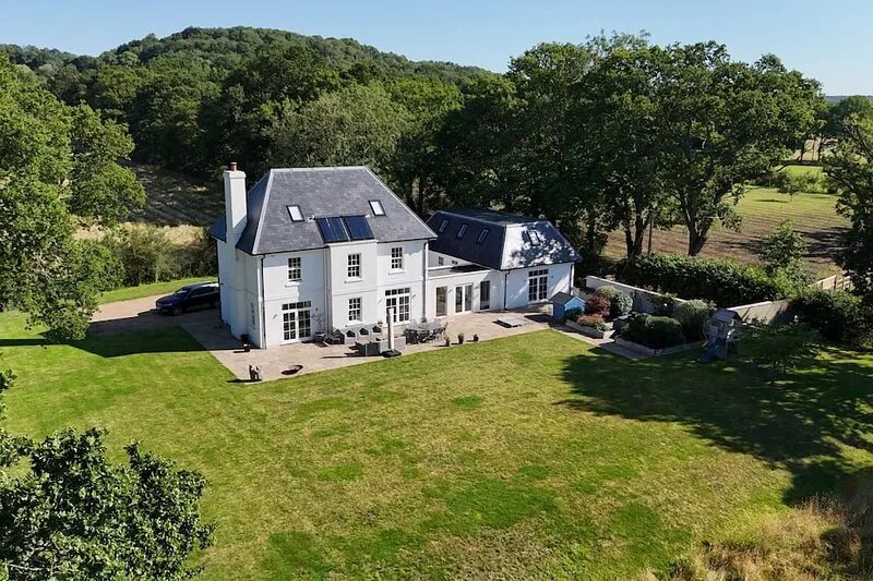 The White House - Bordon  - sleeps 10 guests  in 5 bedrooms