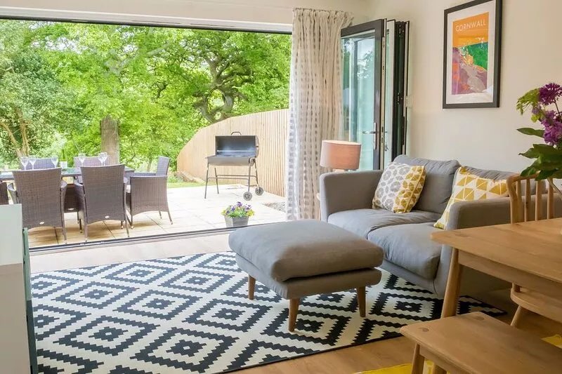 Sleeps 6 in 3 Bedrooms, riverside walk into Truro & easy drive to beaches.