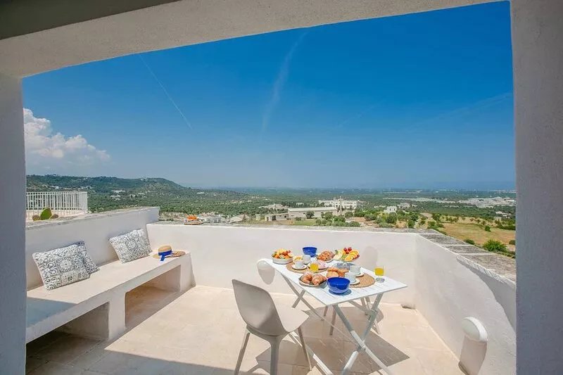 For two couples - 2 doubles - 2 bathrooms with shower - sleeps 4 - wifi - AC