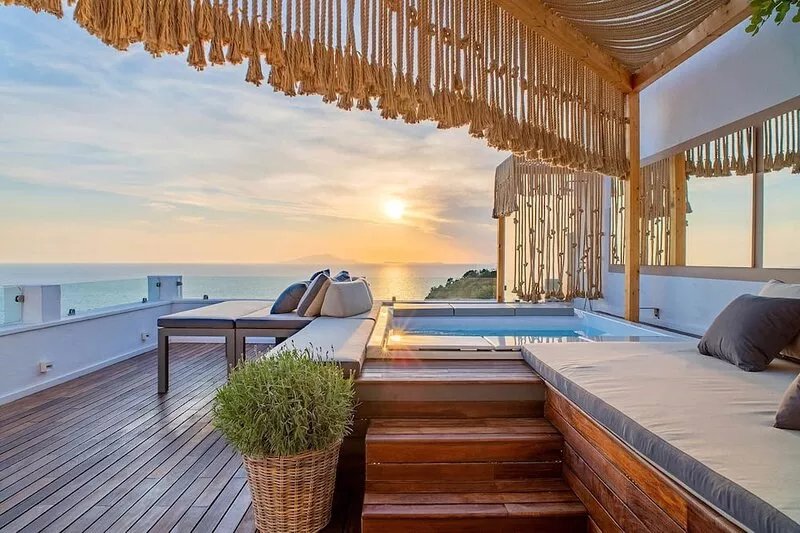 recently renovated villa with 180 ° panorama of the sea