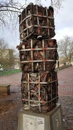 Skulptur "Leine Entrumpelung"