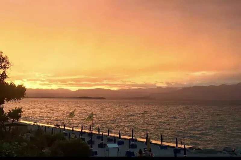 RENOVATED LAKEFRONT APARTMENT: NEW MANAGEMENT CASA AMELIAS
