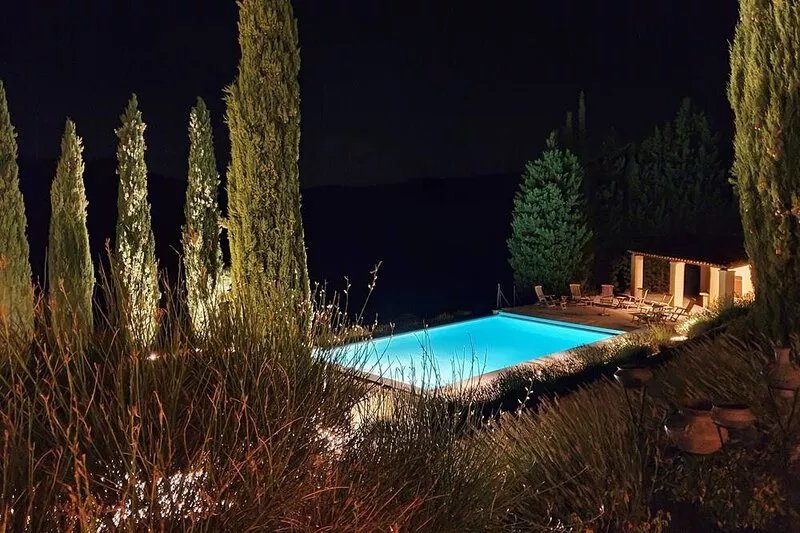 Farmhouse with heated swimming pool & private tennis court sleeps 14