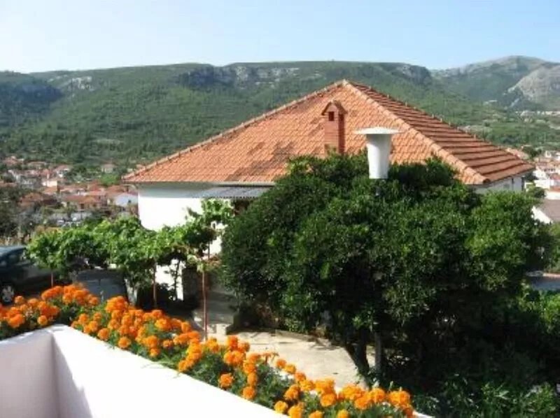 Apartment in garden 400m from the sea