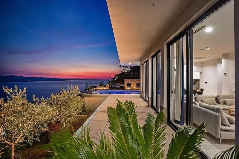New Luxury Villa Dispet with heated pool, hot tub, cinema and gaming room