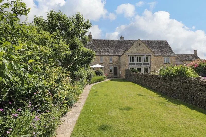 LITTLE OWL BARN, pet friendly, with a garden in Burford