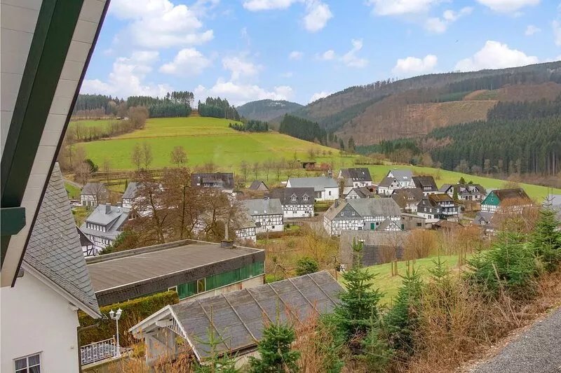 Spend a relaxing vacation in this charming cottage with great views of the