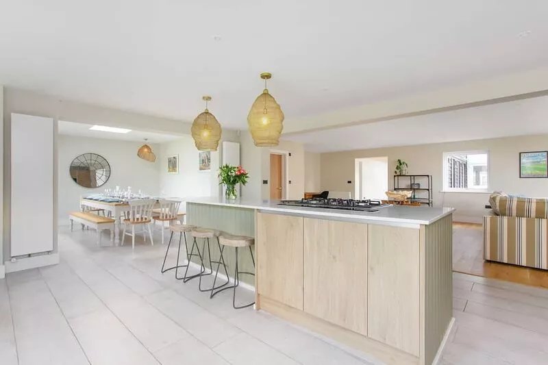 Modern home w/heated pool - 2 minutes from private beach!