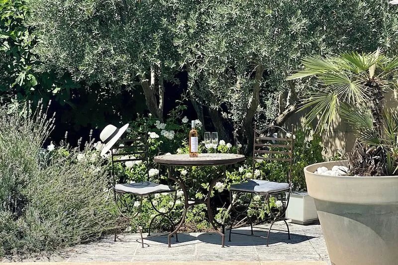 Luxurious, air-conditioned villa, ten minutes stroll to vibrant Eygalieres