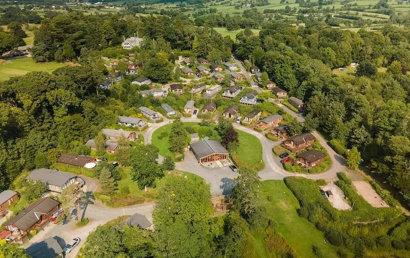 A homely lodge with open lake view