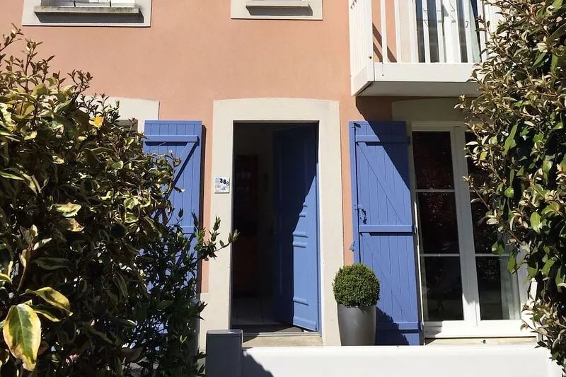 House with garden, in residence with heated pool 200 m away, sea 400 m away.