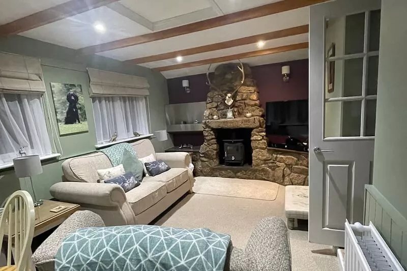 Great central location - 20 mins to coast - perfect for 2/4 people -dogs