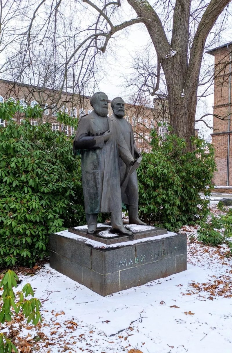 Marx-Engels-Denkmal