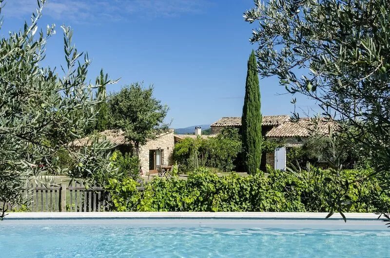 Charming house with swimming pool in the middle of vineyards in Luberon