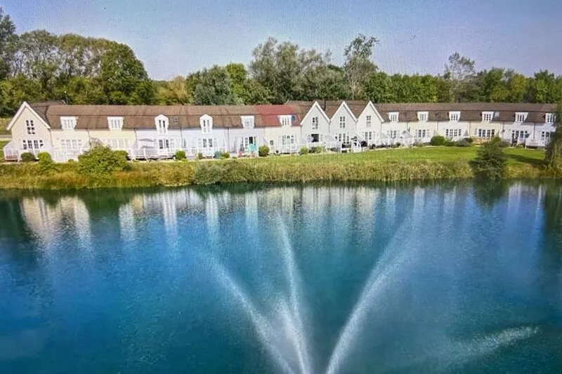 New Hampton style house on Cotswold lake -sleeps 6