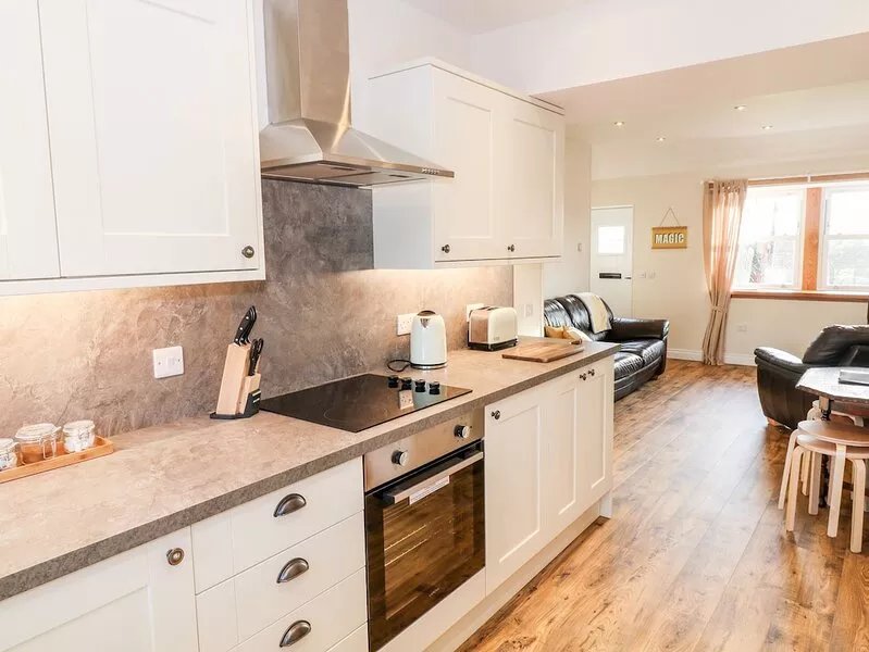 GLEBE COTTAGE, pet friendly, character holiday cottage in Lochmaben