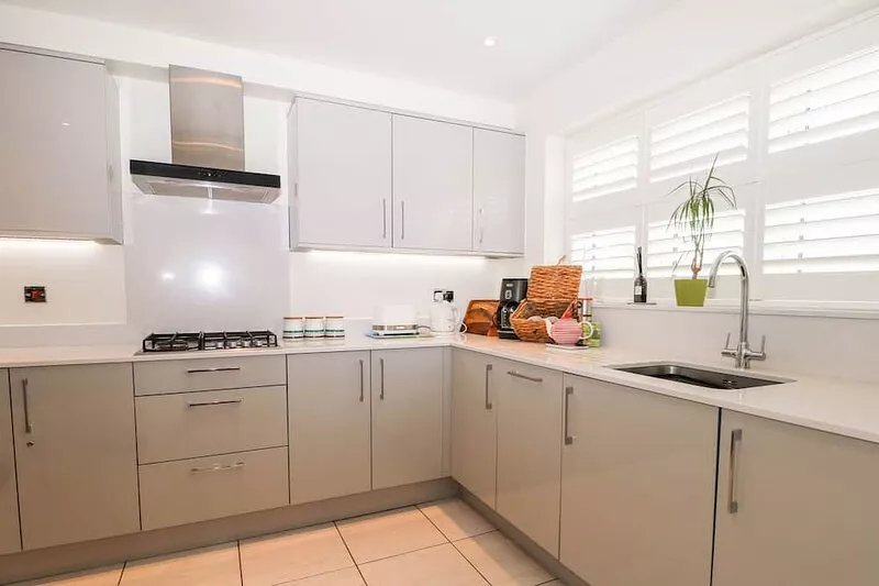 BALDWIN CLOSE, character holiday cottage in Hartley Wintney