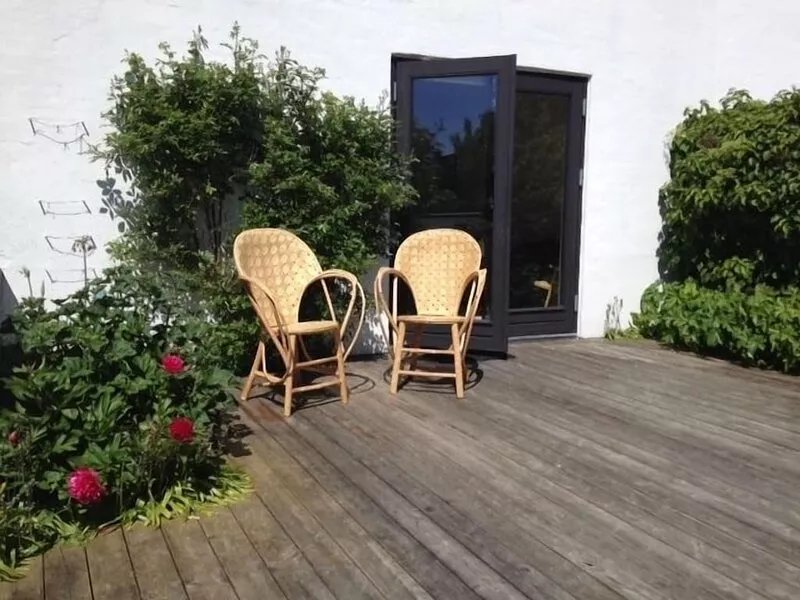 Copenhagen. Closed, peaceful garden, free parking and WiFi. Wide hist. Village