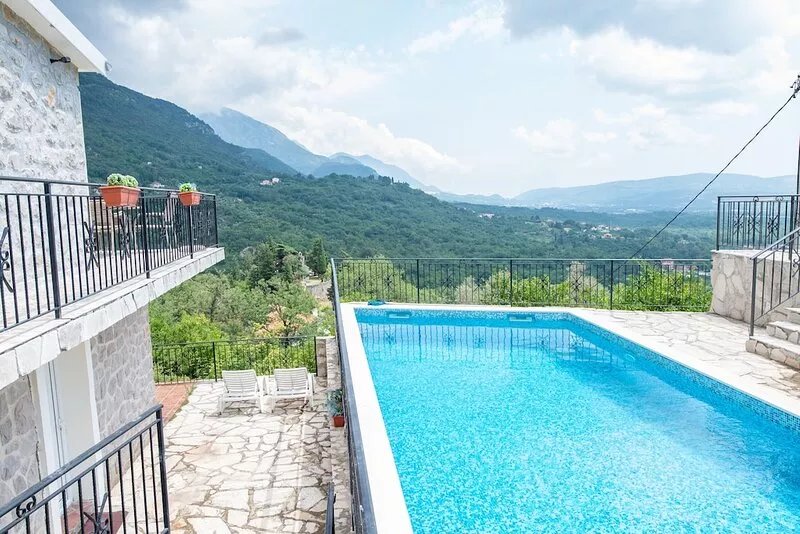 Hillside apartment with stunning views of sea and mountains, sea 2 km, pool