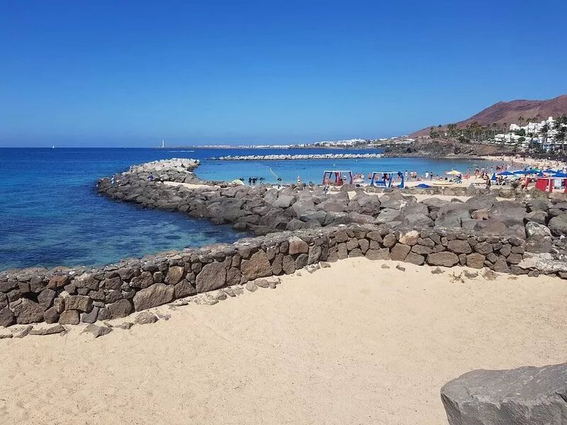 2 Bedroom Apartment with Sea View Balcony.  5 minute walk from beach