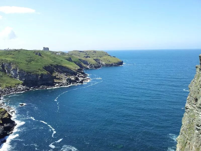 Traditional Charming Cottage Above Sandy Beach - a welcoming Family Holiday Home
