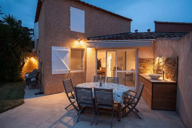 Renovated house, quiet, with garden, 400 m from the beach facing the Golden