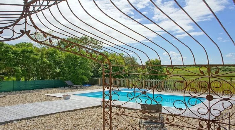 Quiet, natural gite between La Rochelle, the Marais Poitevin, Niort and