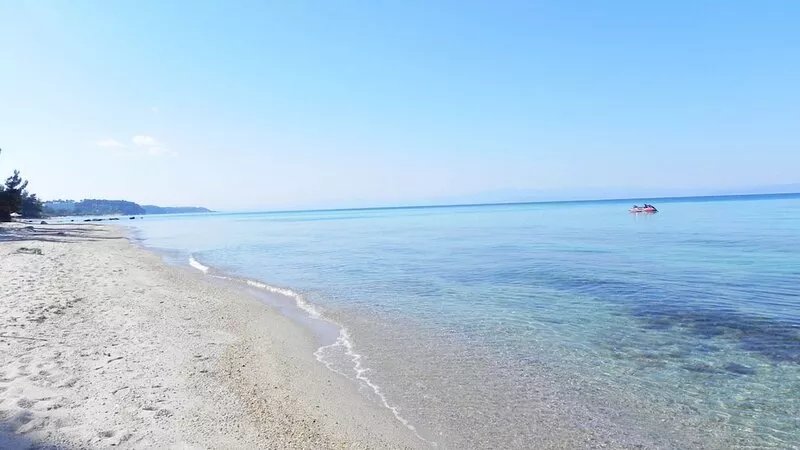 Kriopigi: Five minutes' walk to the quasi-private beach