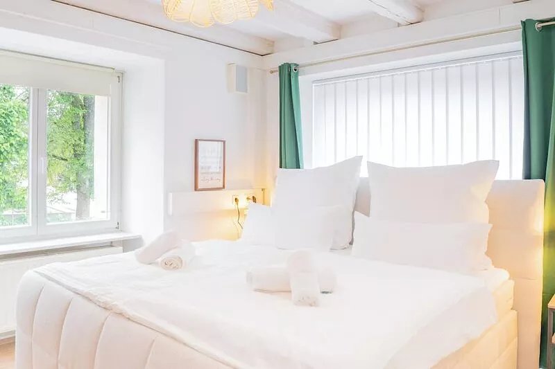Mariposa Stats, near the lake, free parking, 8 guests