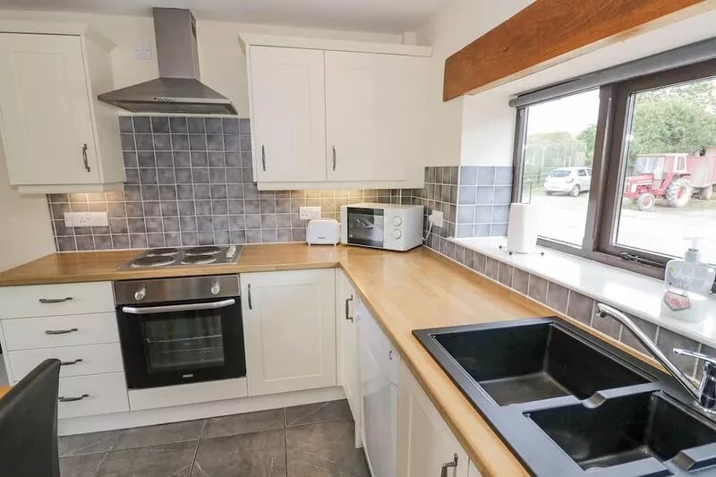 BETTY'S BARN, pet friendly, with a garden in Eaton-Under-Heywood