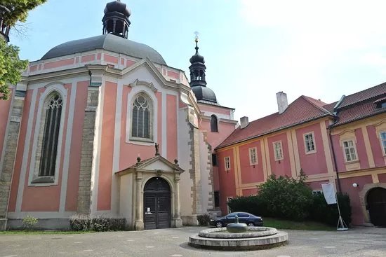 Kostel Nanebevzeti Panny Marie a sv. Karla Velikeho v Praze na KarlovE