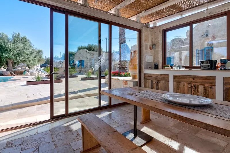 The Borgo del Trullo Magno: wood-fired oven, jacuzzi.