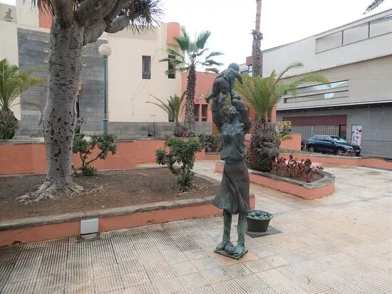 Escultura ''Maternidad aparcera''